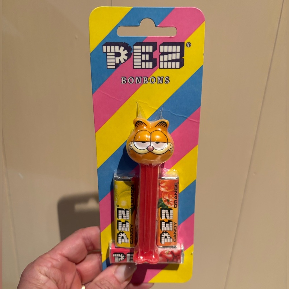 Vintage Smirking Garfield PEZ Dispenser on Striped Card Rare Collectible